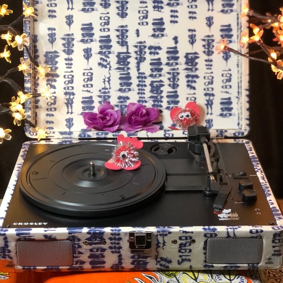 Crosley Black and White Patterned Turntable - Picture 1 of 12